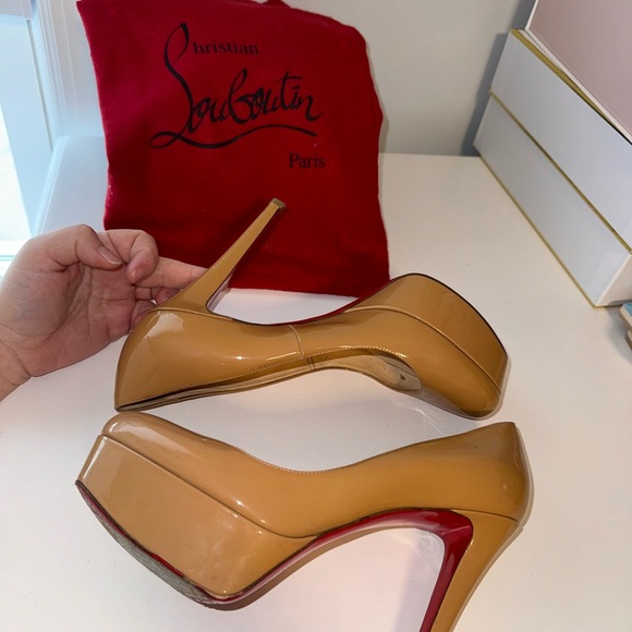 Christian Louboutin Nude Patent Platform Pumps with Red Soles - Picture 4 of 15